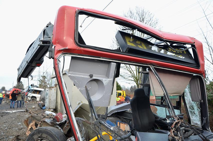 Schwerer VU Bus Zug Düsseldorf P205.JPG